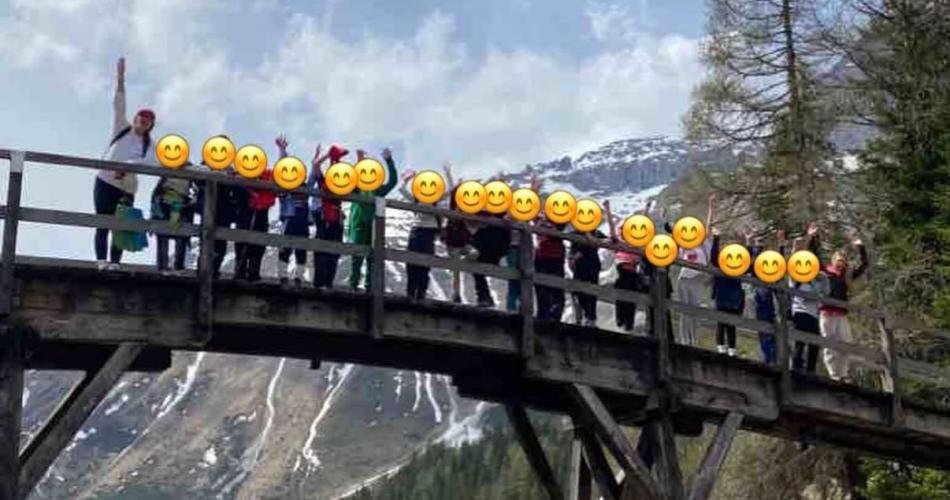 Kinder stehen mit den Lehrpersonen auf einer Brücke