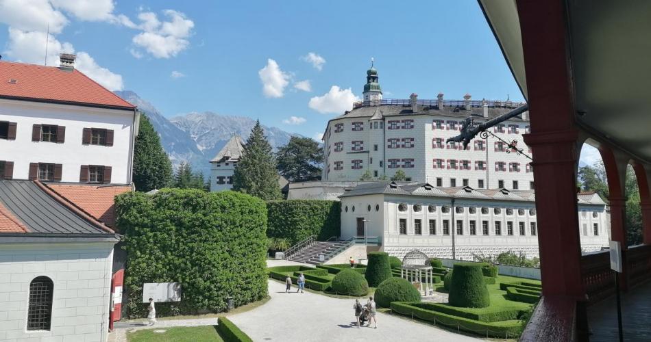 Bild von Schloss Ambras - Hochschloss mit blauem Himmel als Hintergrund
