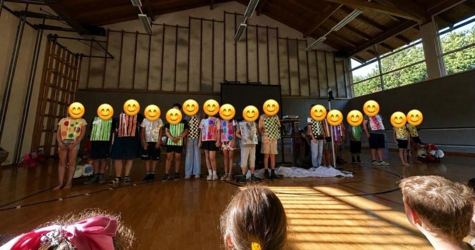 Kinder stehen in einer Reihe