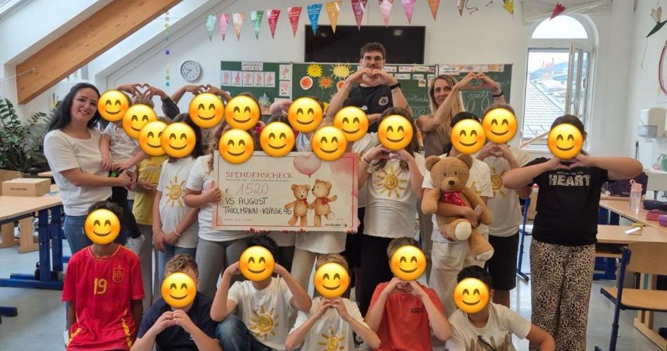 Kinder halten den Scheck in der Hand