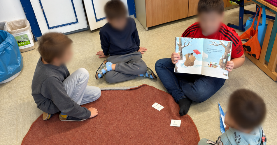 Kinder auf dem Teppich