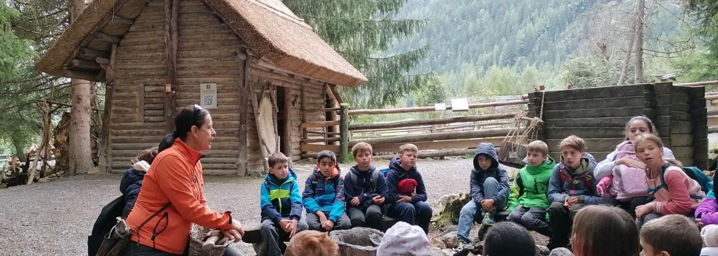Kinder bei der Sammelstelle