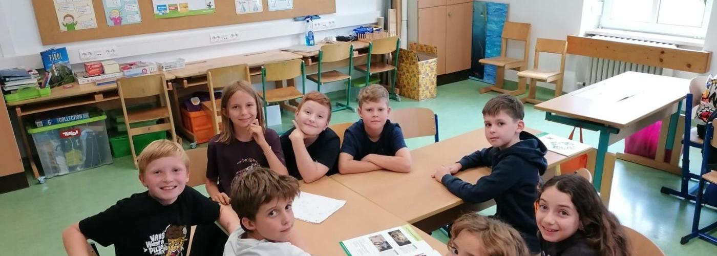 Kinder arbeiten gemeinsam an einer Idee