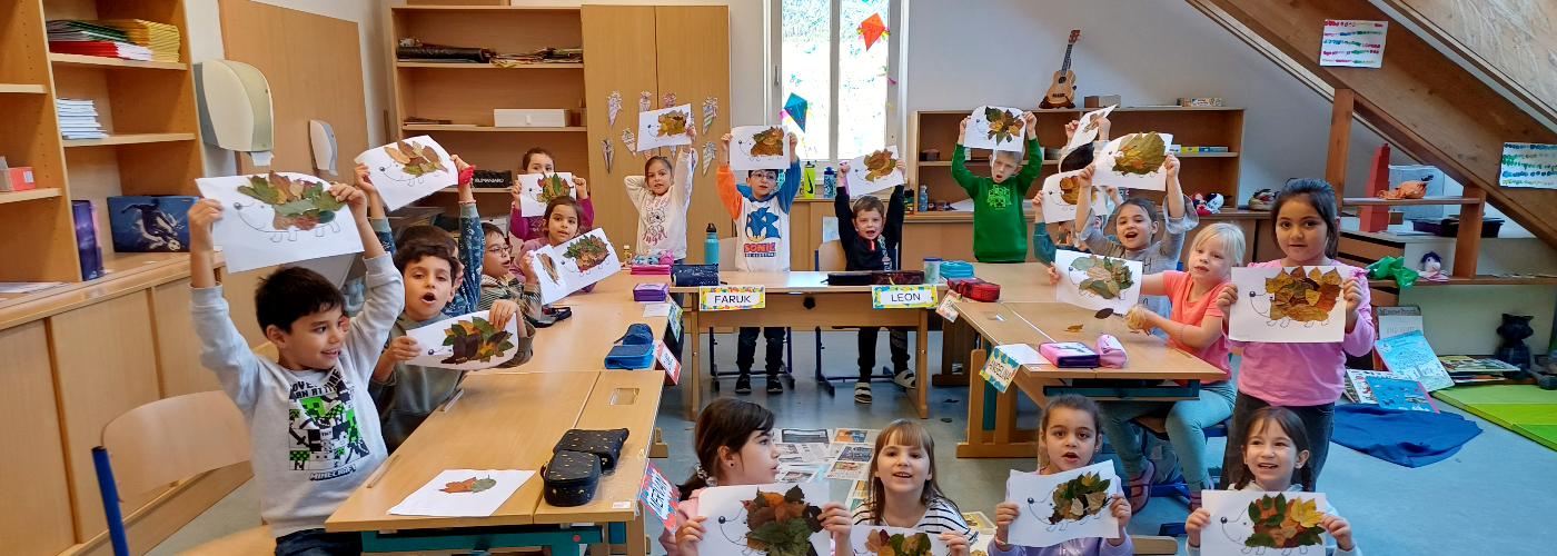 Kinder beim Basteln