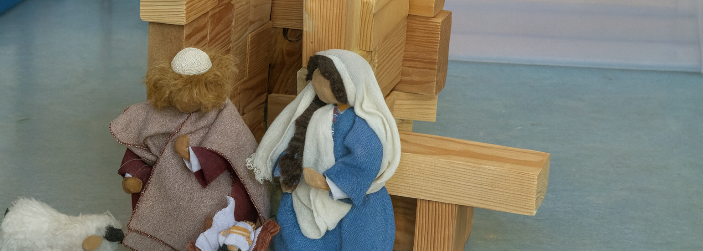 Josef, Maria und Jesus vor der Krippe