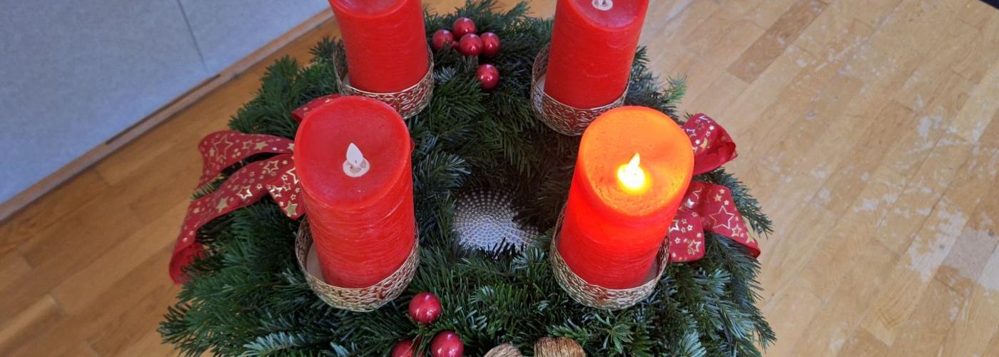 Adventkranz - die erste Kerze ist erleuchtet