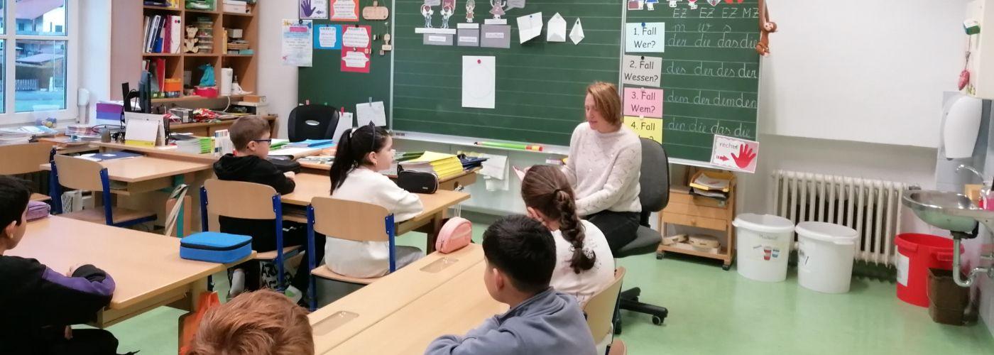 Direktorin liest ein Buch vor