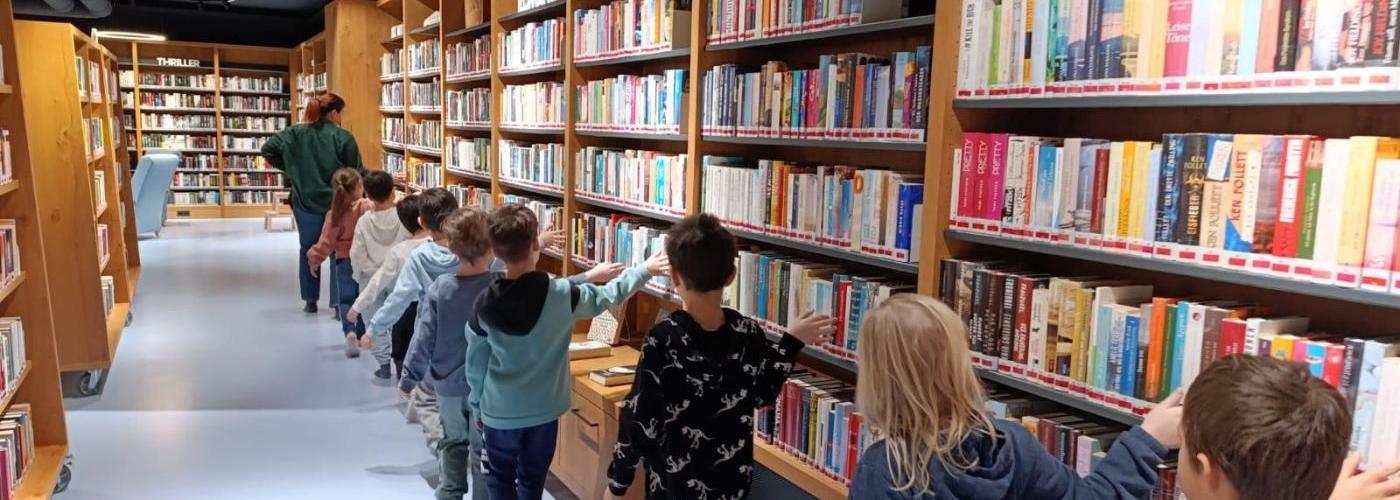 Kinder in der Bücherei