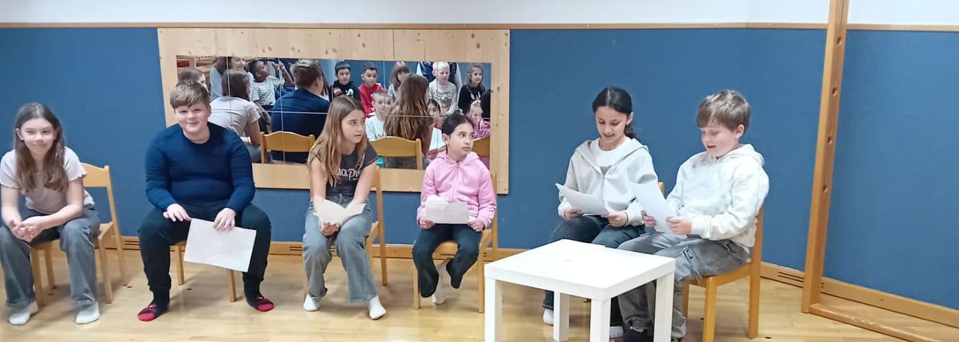 Kinder beim Vorlesen