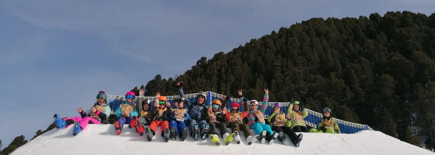 Kinder sitzen im Schnee