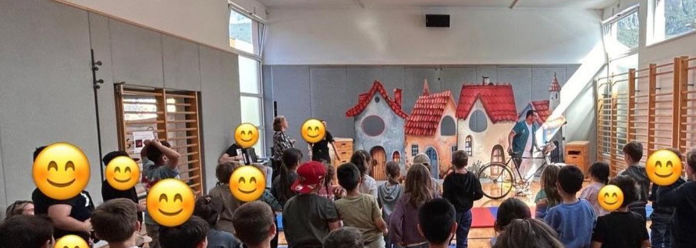 Kinder schauen beim Theater zu
