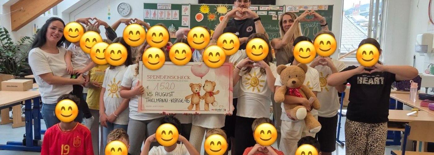 Kinder halten den Scheck in der Hand