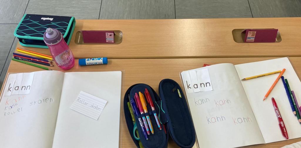 Wortzauberei 2 Schülerpult mit zwei Heften und Federpennal