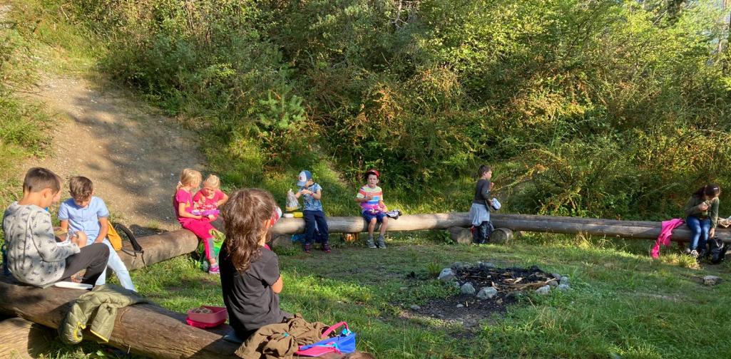 Kinder der 1d Klasse am Grillplatz