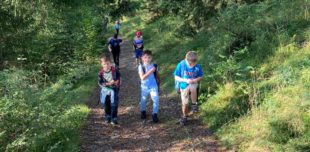 Waldweg, Kinder beim Wandern auf der Laufmeile