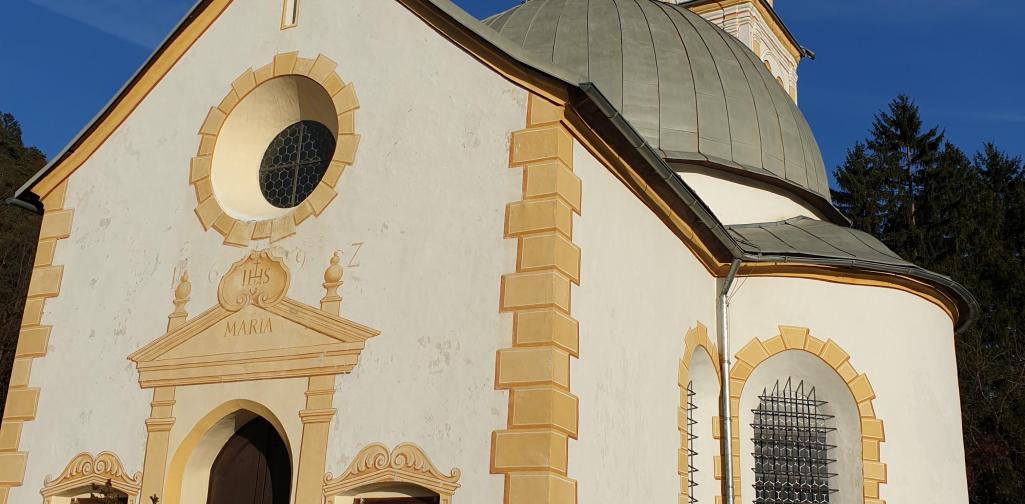 Birkenberg Birkenberg Kirchl in Telfs mit blauem Himmel