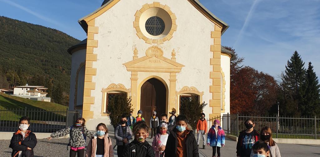 Birkenberg mit Kindern Birkenberg Kirchl mit Kindern der 3b - Mundschutz und Abstand