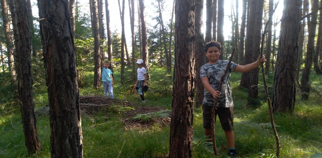 20/21 Wandertag 1 3 Kinder der 3c Klasse im Wald verteilt