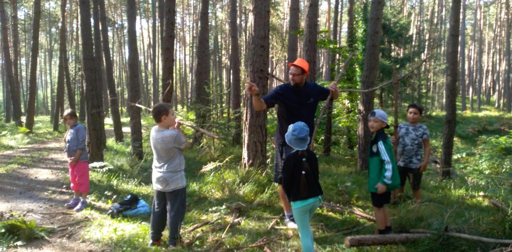 20/21 Wandertag 2 Kinder bauen ein Haus aus Ästen