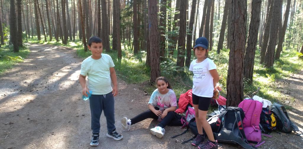 20/21 Wandertag 3 3 Kinder machen Pause