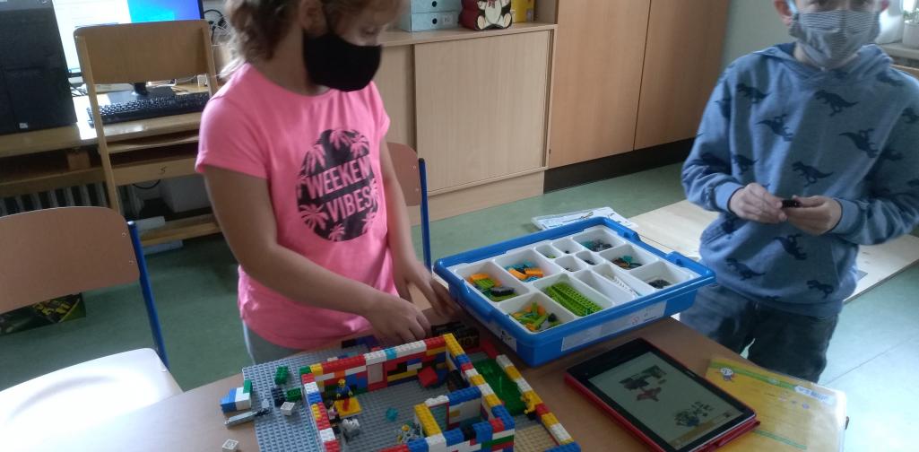 FLL 3 zwei Kinder mit viel Abstand bauen und programmieren einen LEGO Roboter