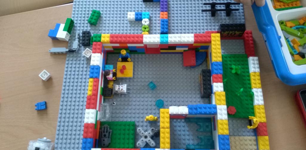 FLL 1 LEGO Spielhaus aus bunten Legosteinen