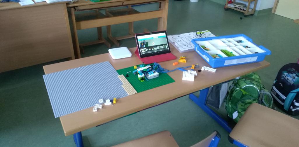FLL 2 Seilbahn aus LEGO gebaut mit Tablet für die Programmierung