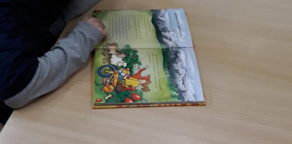 Lesen_Mundschutz1 Kind liest ein Buch und trägt einen Mund-Nasen-Schutz