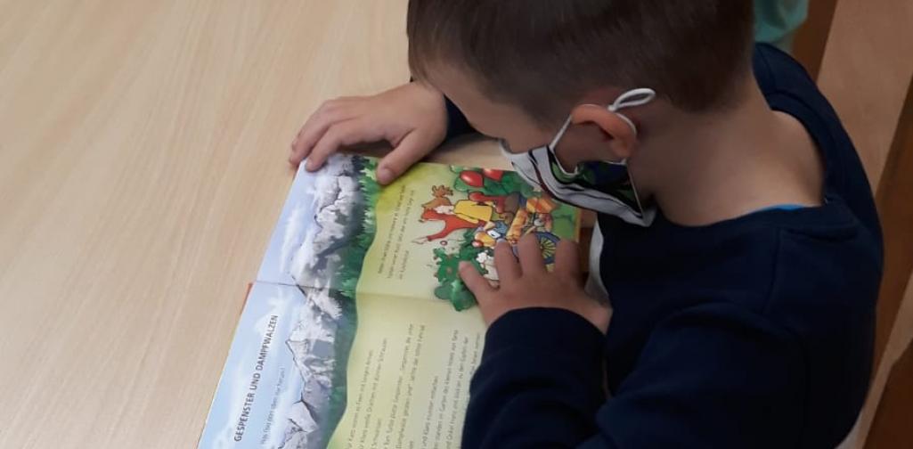 Lesen_Mundschutz2 Kind lesen ein Buch und tragen einen Mund-Nasen-Schutz