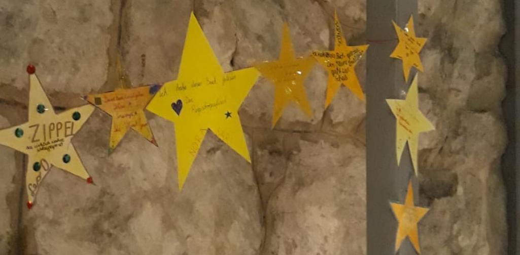 Sternenkette Sternenkette am Glasgang mit den gelesenen Bücher der Schüler*innen beschriftet