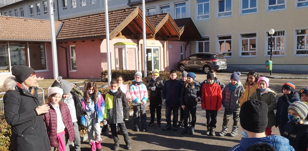 Einberger 2 Kinder im Kreis am Platz hinter dem Turnsaal