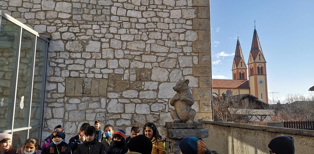 Einberger 4 Einbergerbrunnen im Schulhof mit Kindern