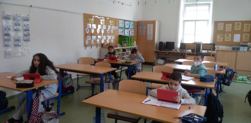 digitales Arbeiten 1 Kinder arbeiten mit Tablets