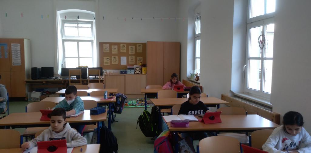 digitales Arbeiten 3 Kinder arbeiten mit Tablets