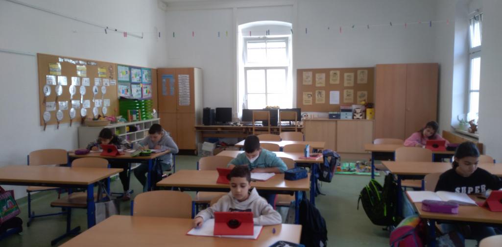 digitales Arbeiten 2 Kinder arbeiten mit Tablets