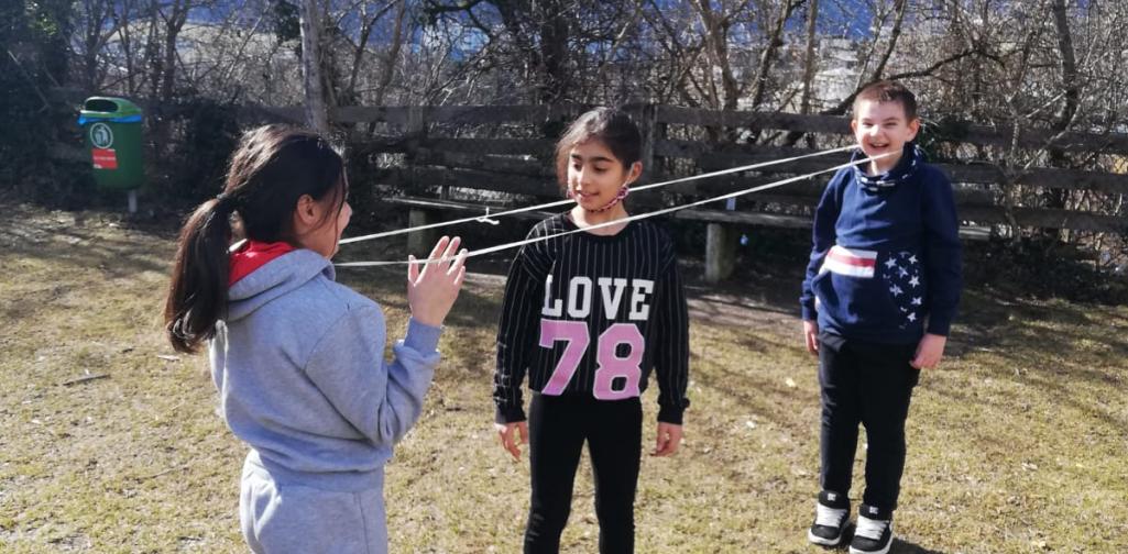 Gummitwist 3 Kinder spielen Gummitwist