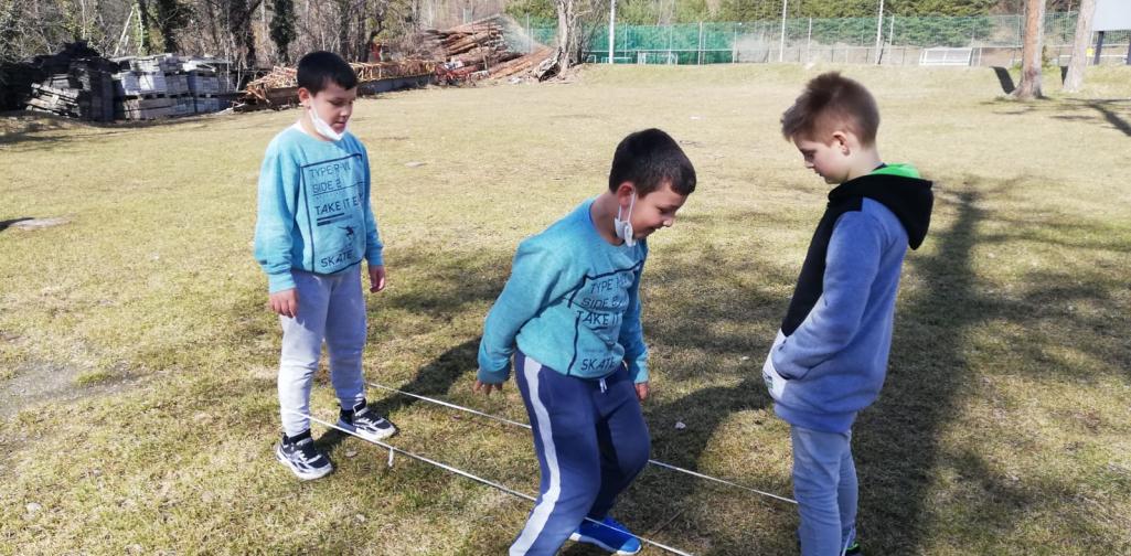 Gummitwist 1 Kinder spielen Gummitwist