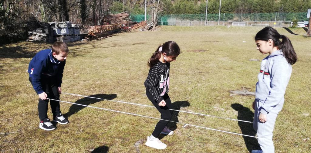 Gummitwist 7 Kinder spielen Gummitwist