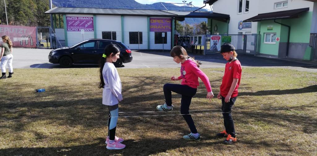 Gummitwist 4 Kinder spielen Gummitwist