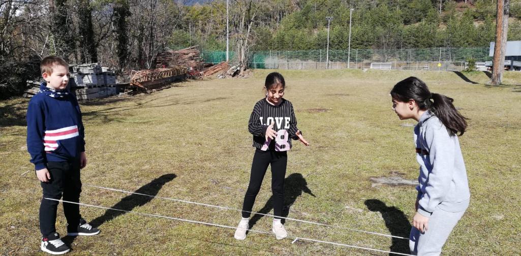 Gummitwist 6 Kinder spielen Gummitwist