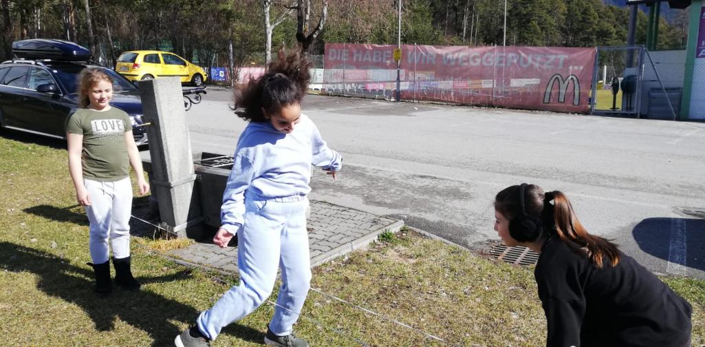 Gummitwist 5 Kinder spielen Gummitwist