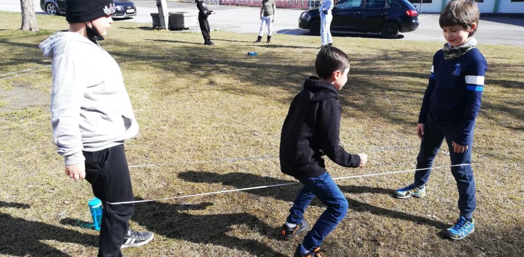 Gummitwist 8 Kinder spielen Gummitwist