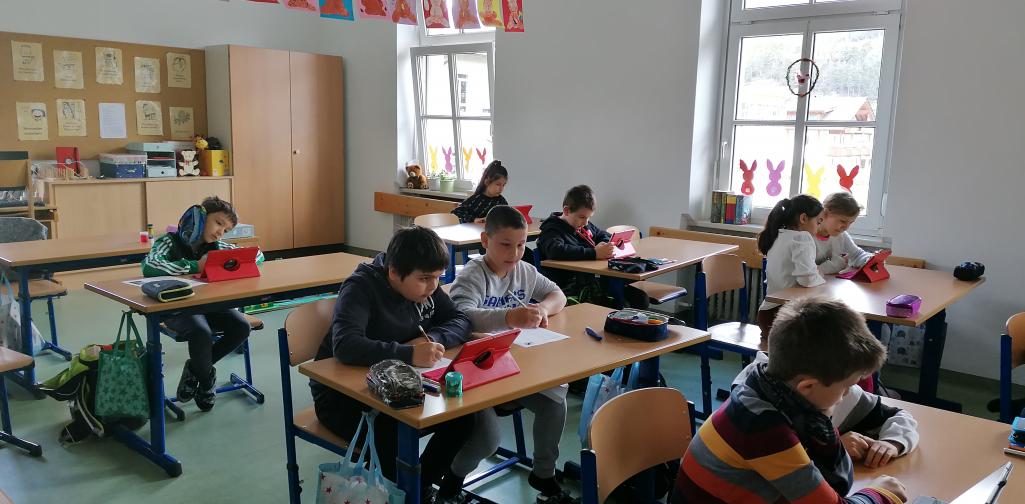 Kinder arbeiten am Tablet