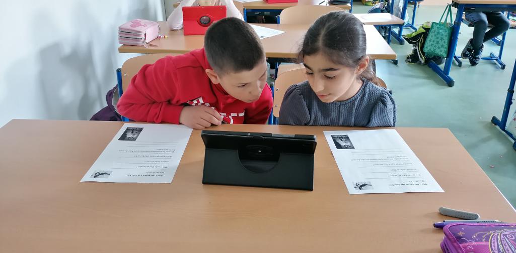 Kinder arbeiten am Tablet