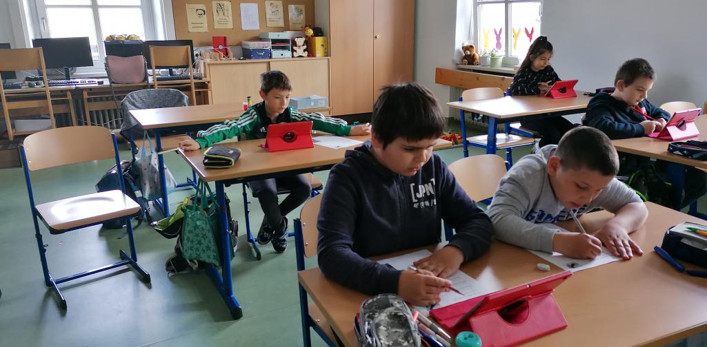 Kinder arbeiten am Tablet