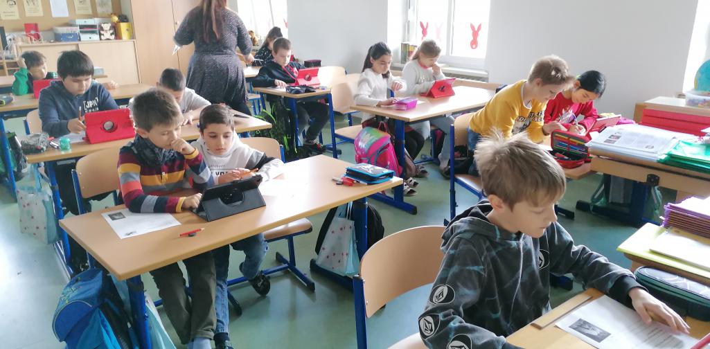 Kinder arbeiten am Tablet