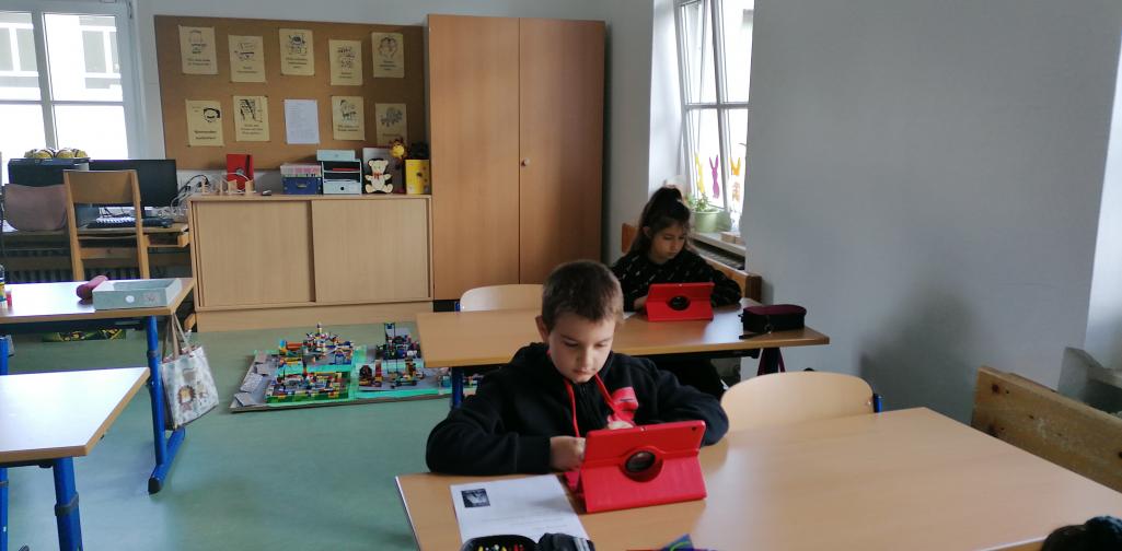 Kinder arbeiten am Tablet