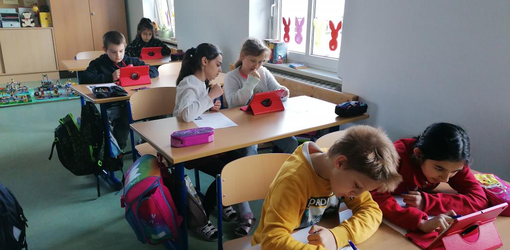 Kinder arbeiten am Tablet