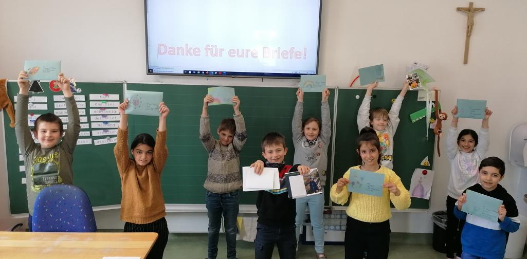 Gruppenfoto 2 Kinder mit Briefen