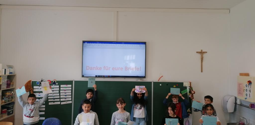 Gruppenfoto 1 Kinder mit Briefen